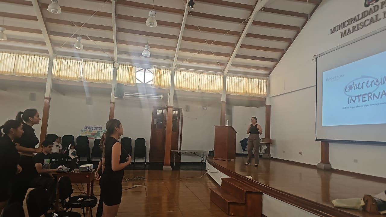Charla sobre coherencia interna en el auditorio de una municipalidad