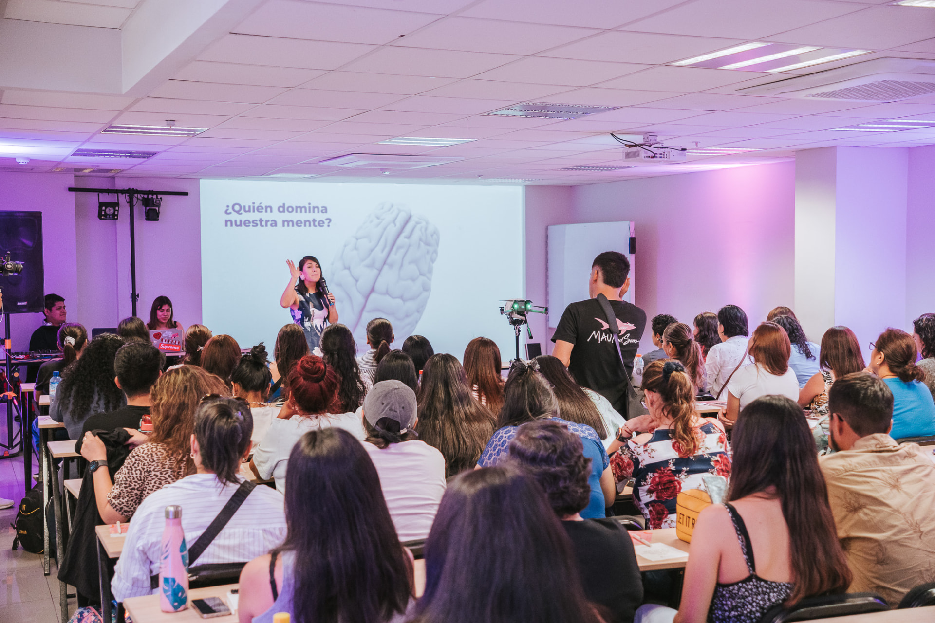 Sala llena durante un taller presencial de Johana Guevara sobre la mente y el dinero