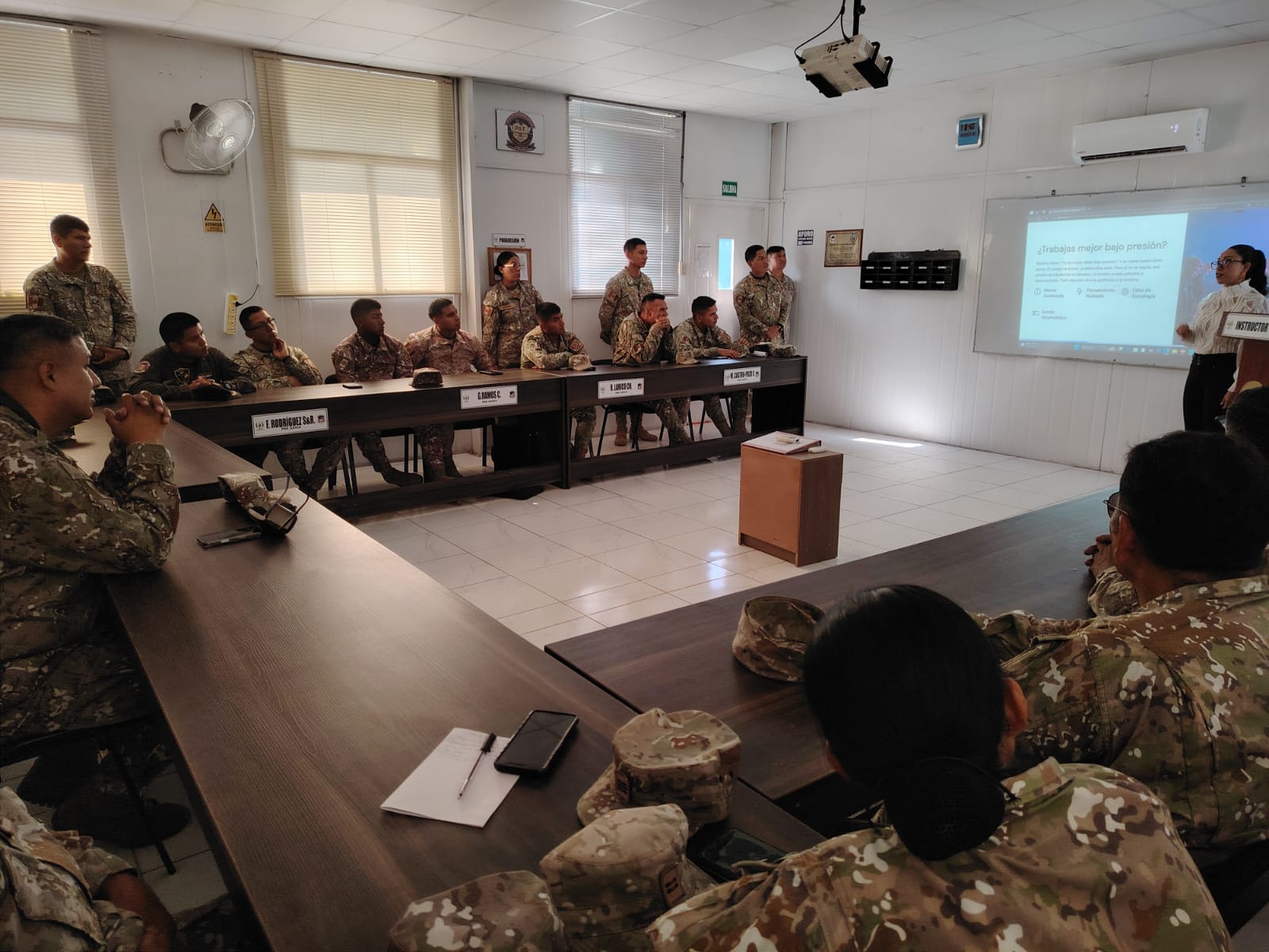 Taller de gestión emocional impartido a personal militar en un aula de capacitación